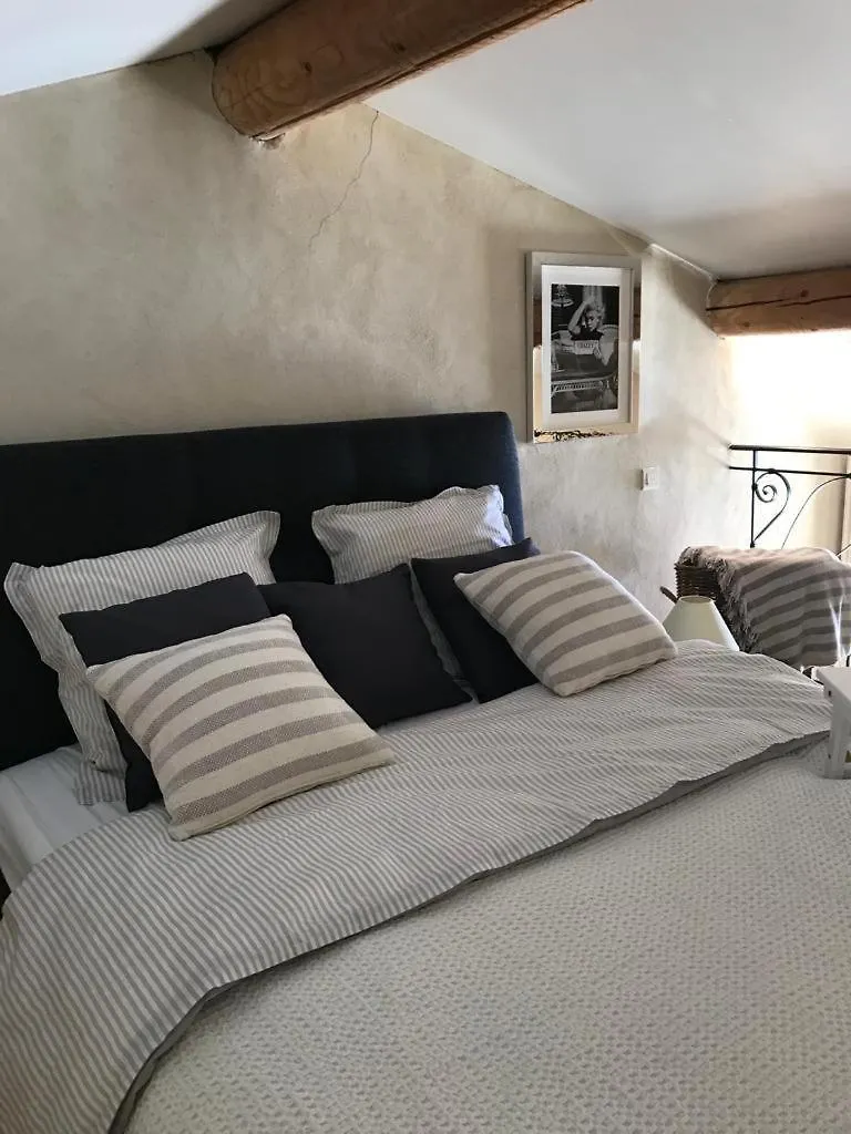 Les Gouts Et Les Couleurs Apartment Cucuron 0*,  France